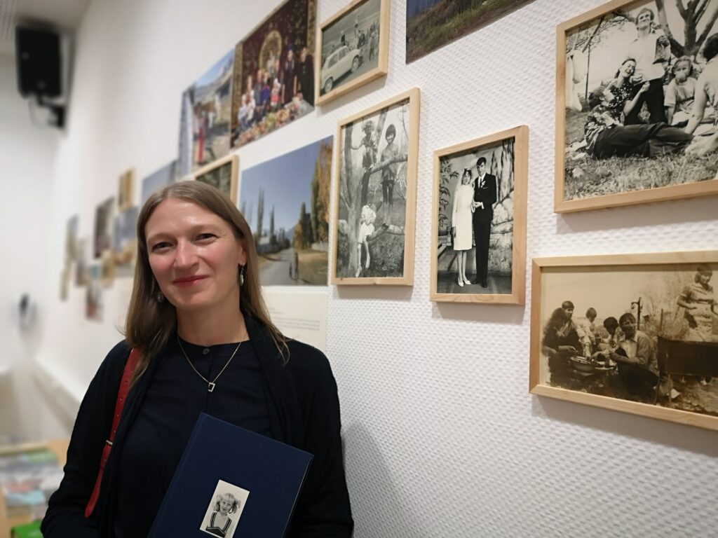 Irina Unruh vea eahre Fotos em Museum fe russlauntdietsche Jeschicht. ©Horst Martens